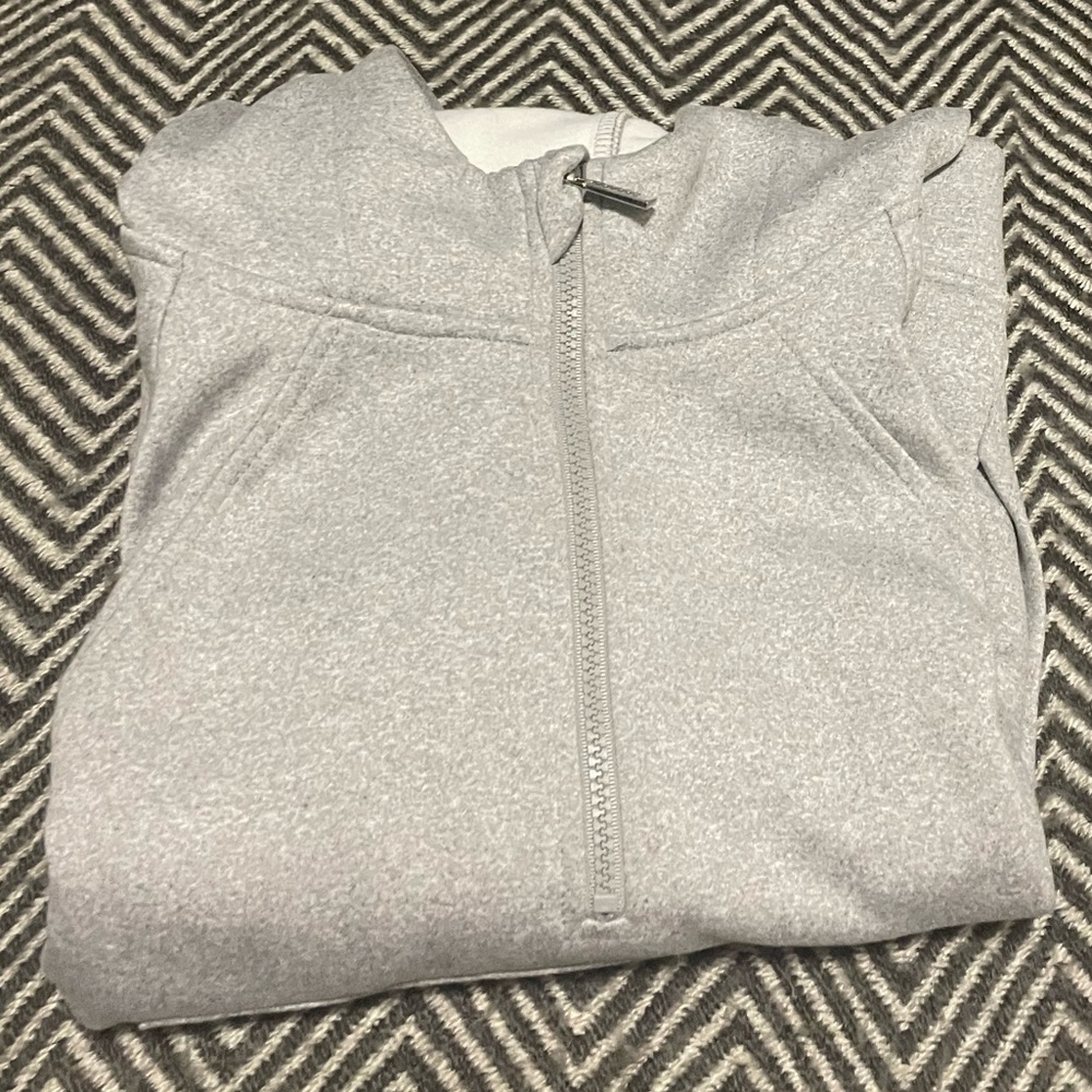 Zipper sweatshirt with thumb hole. Cropped